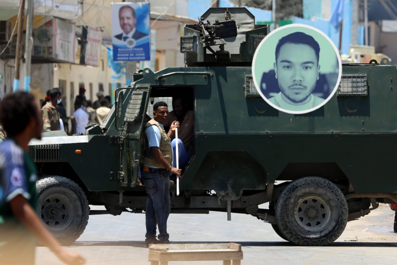 Das Bild zeigt eine somalische Sicherheitskraft nach einem Bombenanschlag in der Hauptstadt Mogadischu. Der IS ist in Afrika auf dem Vormarsch.