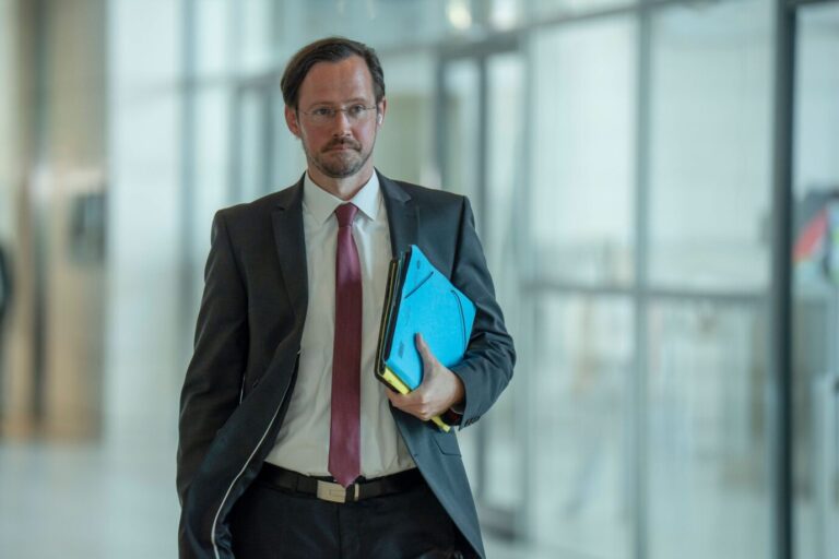 Das Bild zeigt Dirk Wiese von der SPD. Er fordert härtere Sanktionen für Arbeitsverweigerer. Aktuell wird viel übers Bürgergeld diskutiert.