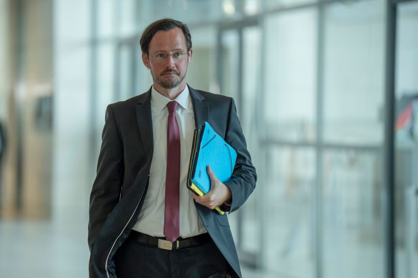 Das Bild zeigt Dirk Wiese von der SPD. Er fordert härtere Sanktionen für Arbeitsverweigerer. Aktuell wird viel übers Bürgergeld diskutiert.