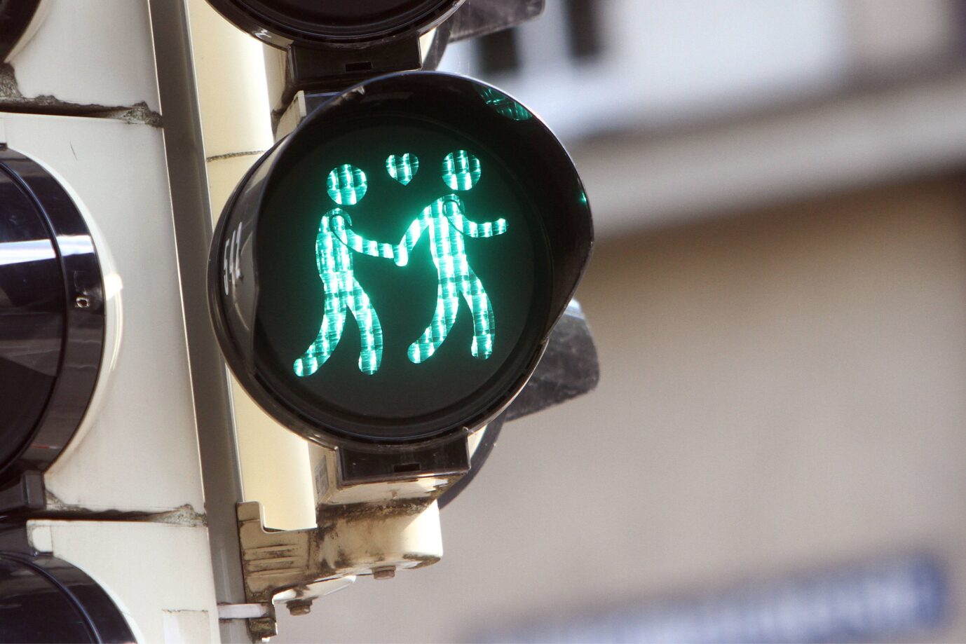 Das Bild zeigt queere Ampelmännchen.