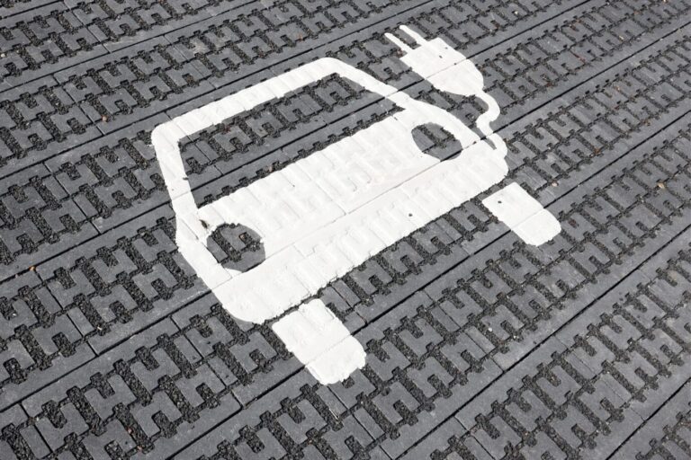 Das Bild zeigt einen Parkplatz für Elektroautos. Es ist ein Symbobild für E-Mobilität.