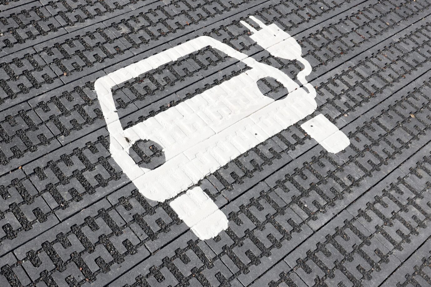 Das Bild zeigt einen Parkplatz für Elektroautos. Es ist ein Symbobild für E-Mobilität.