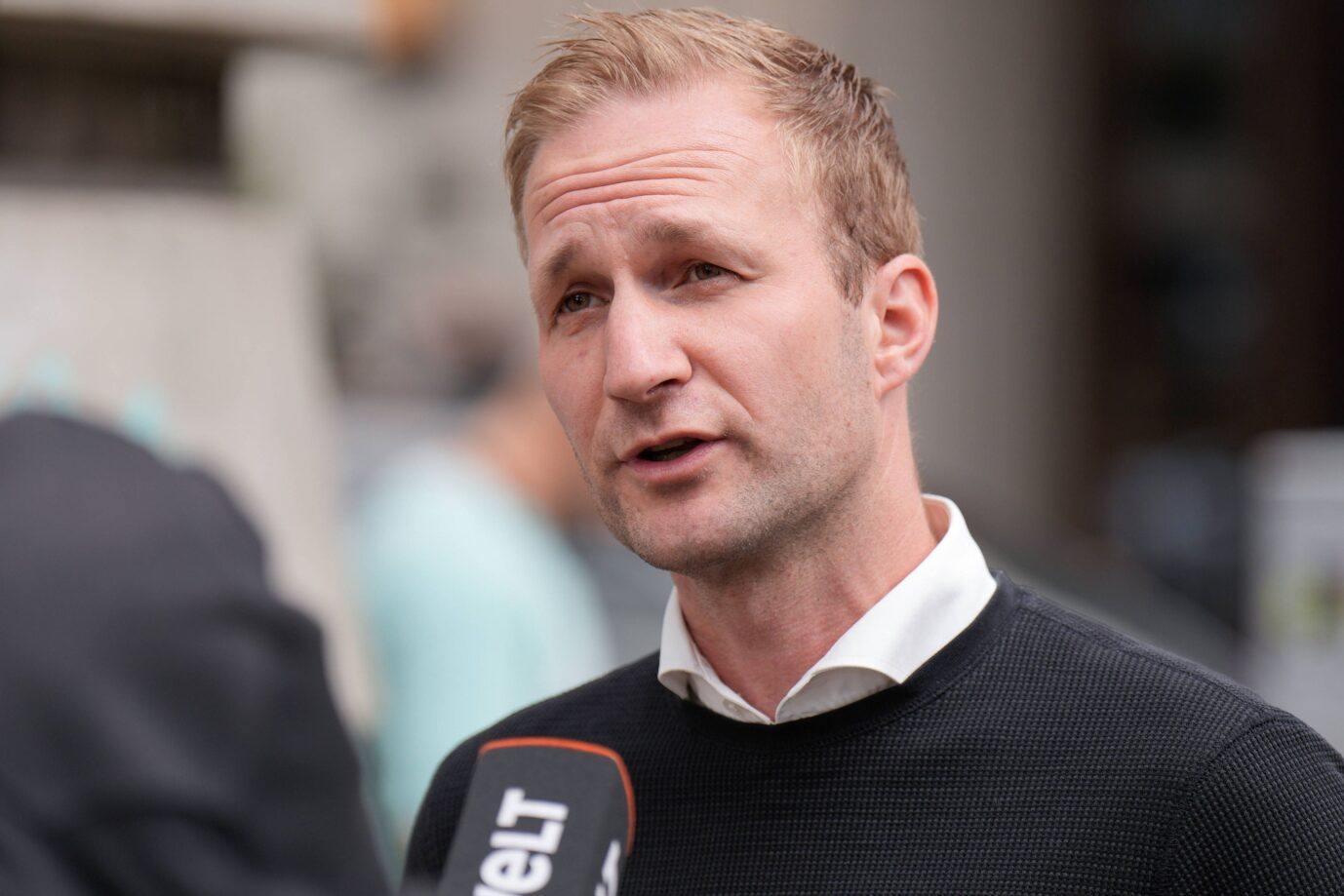 Das Bild zeigt den Chef der Berliner Gewerkschaft der Polizei, Benjamin Jendro. Er kritisiert den Umstand, daß ein Berliner Hotel zum Kriminalitätshotspot geworden ist.