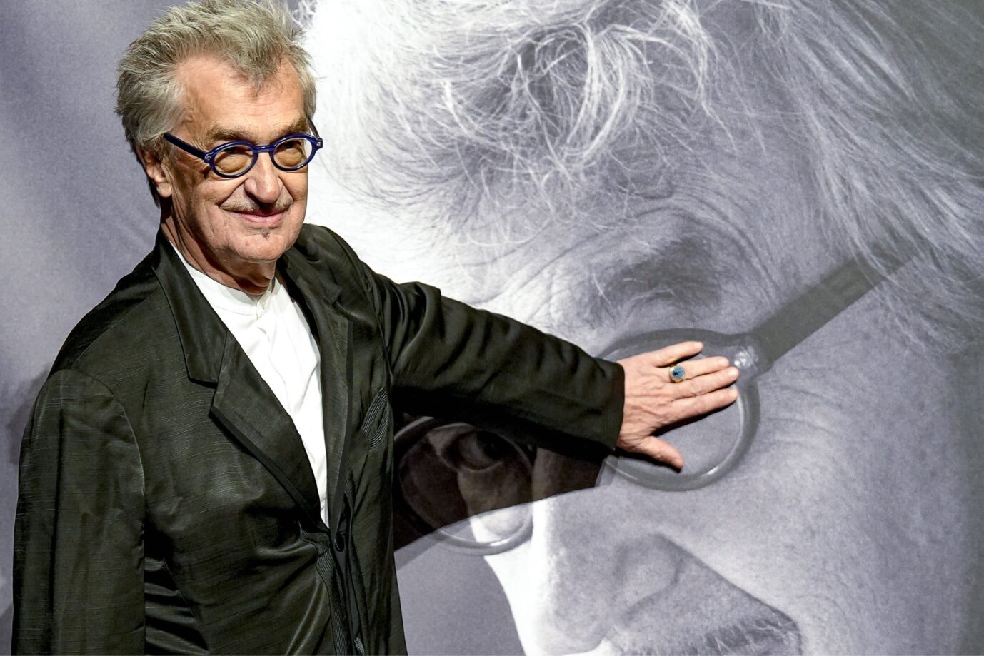 Das Bild zeigt den Künstler Wim Wenders bei einer Filmpremiere.