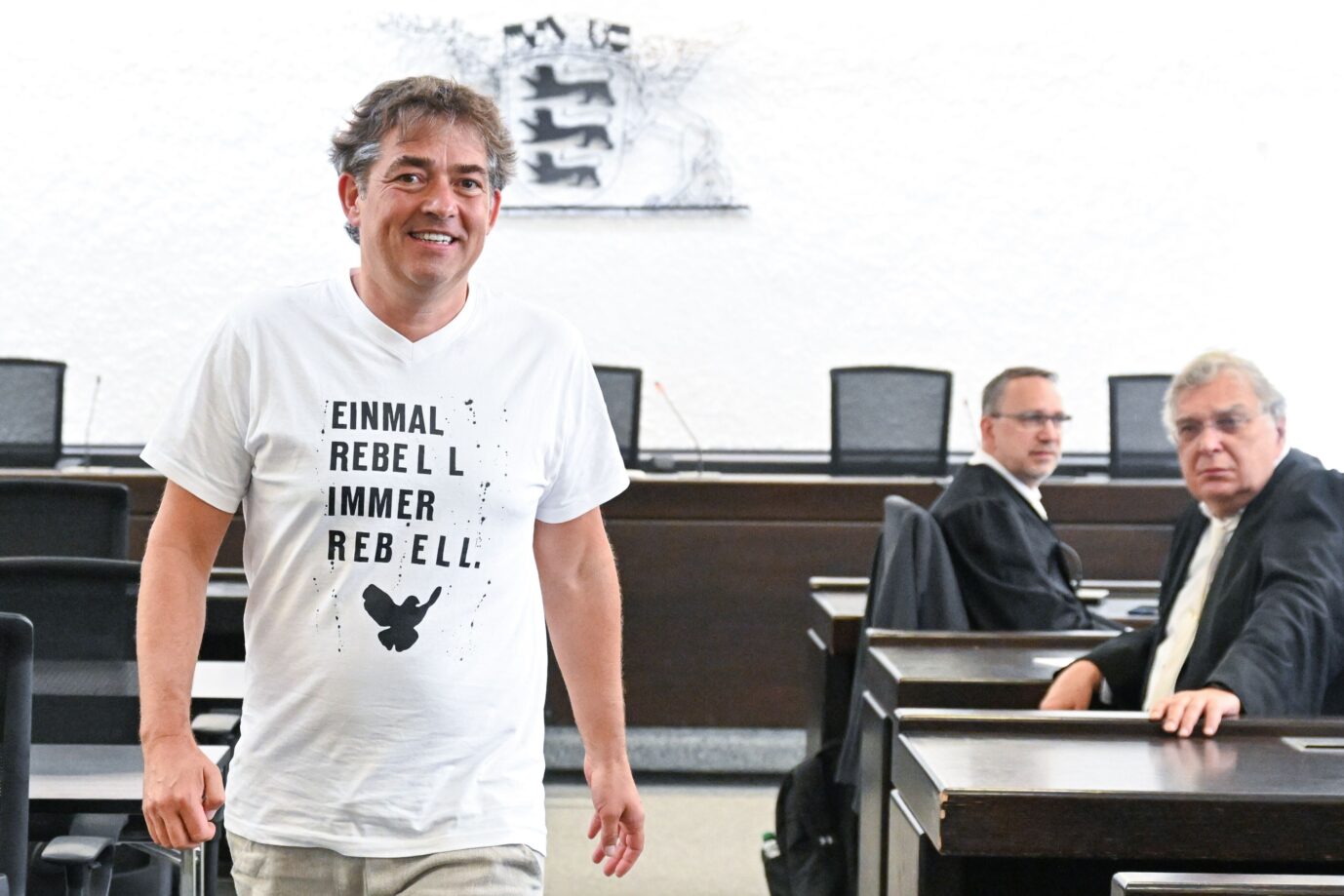 Michael Ballweg, Gründer der "Querdenker" Bewegung, geht vor der Verkündung des Urteils in einem Prozess wegen versuchten Betrugs gegen ihn durch den Gerichtssaal.