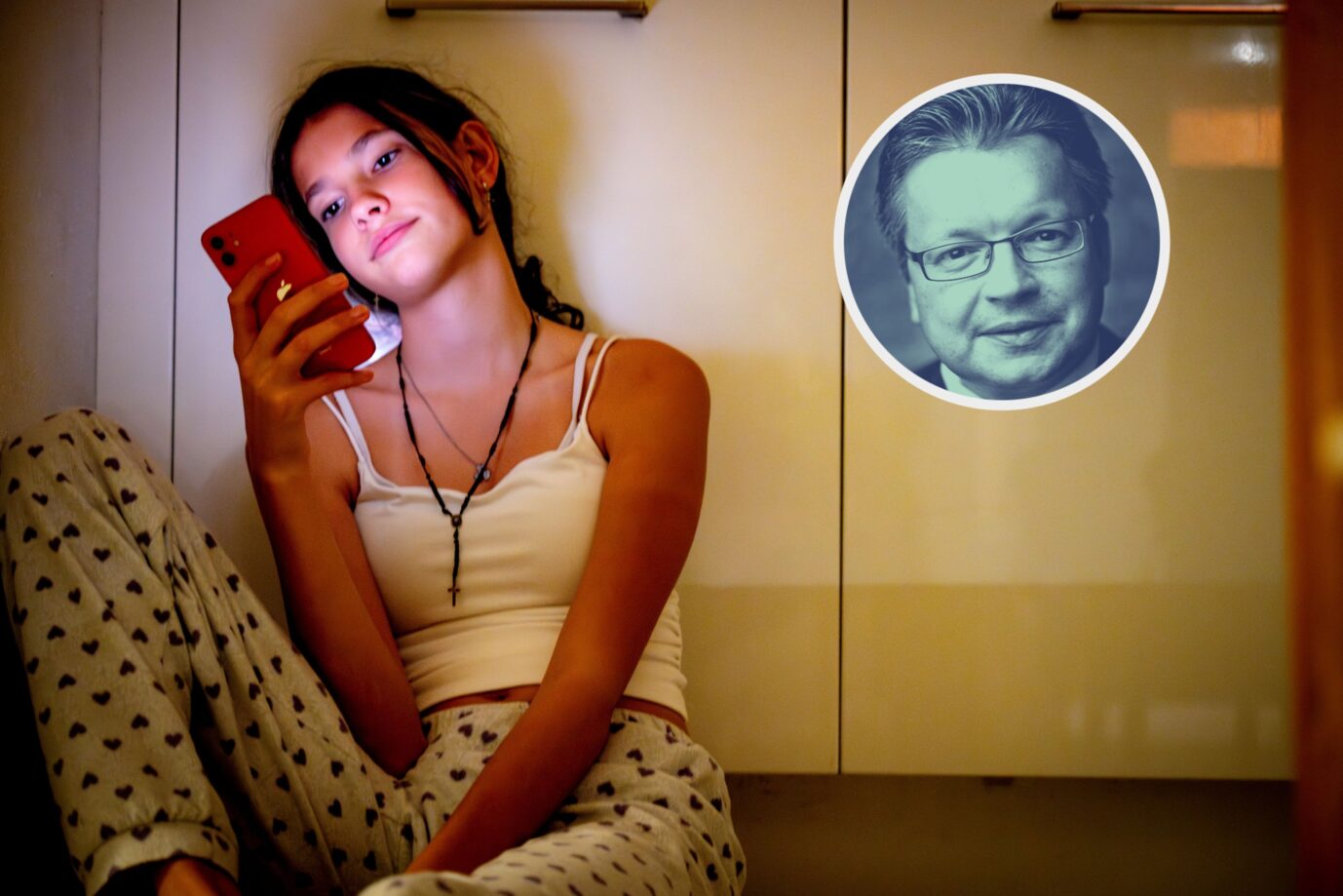 Das Bild zeigt eine Jugendliche an einem Handy. Aktuell wird viel über ein Social-Media-Verbot für Jugendliche gesprochen.