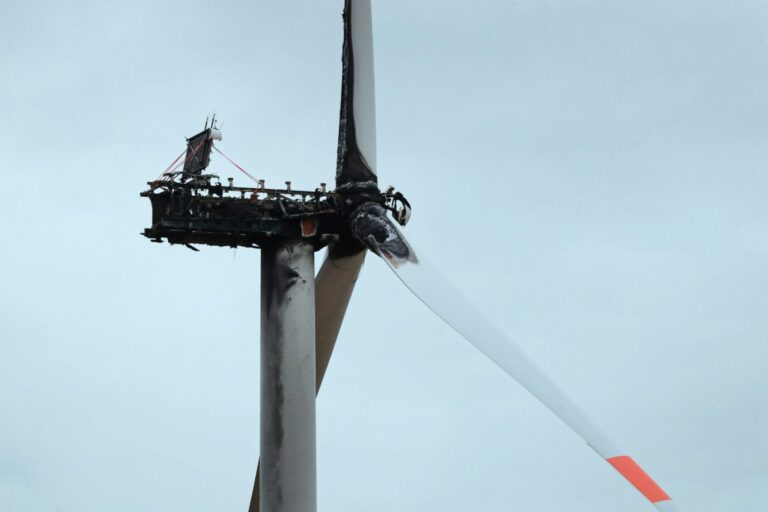 Das Bild zeigt ein abgebranntes Windrad in Greifswald als Symbolbild für die schlecht laufende Energiewende in Deutschland.