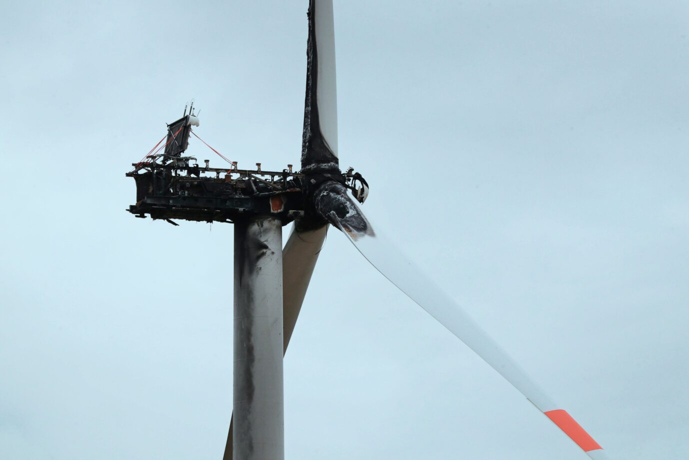 Das Bild zeigt ein abgebranntes Windrad in Greifswald als Symbolbild für die schlecht laufende Energiewende in Deutschland.