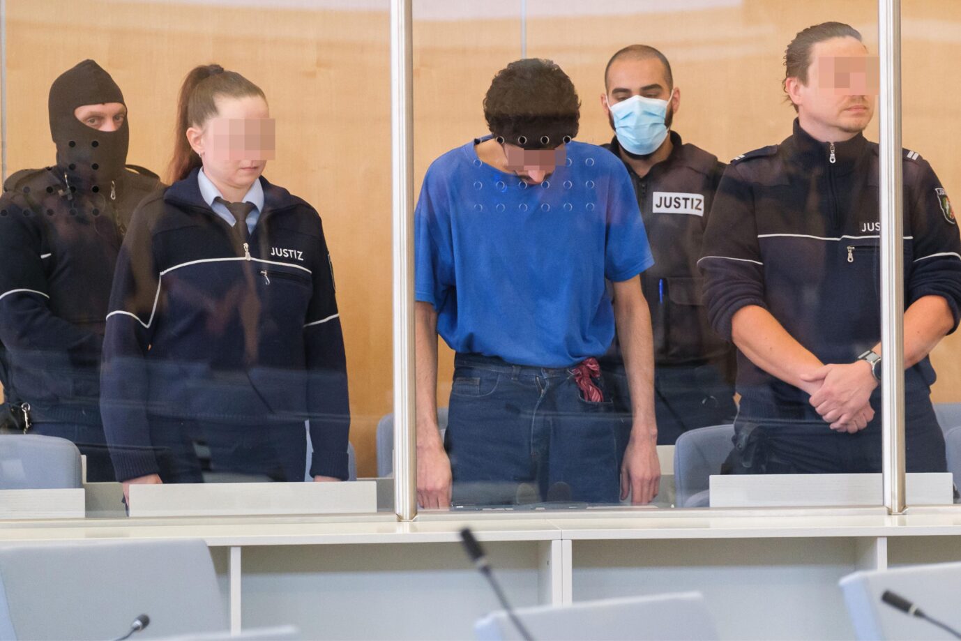 Das Bild zeigt den mutmaßlichen Attentäter von Solingen, Issa Al-Hasan vor Gericht.