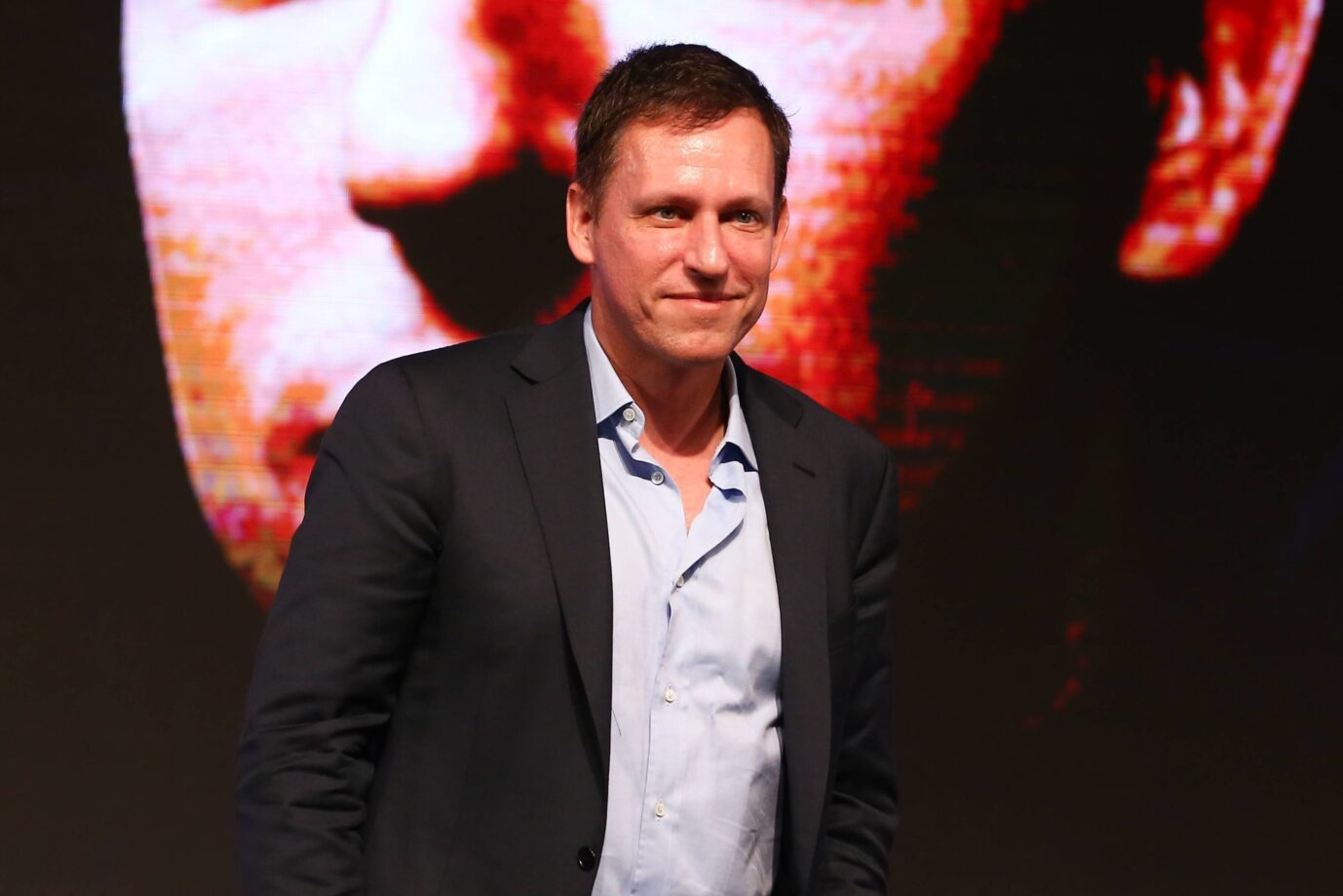 Das Bild zeigt den Palantir-Gründer Peter Thiel bei einem Auftritt in Peking.