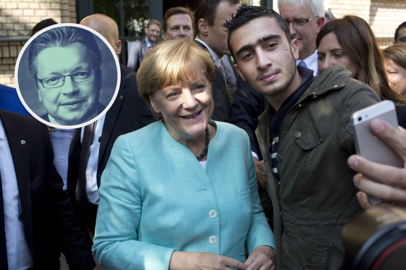Angela Merkel mit einem Flüchtling beim Selfie
