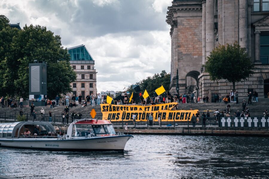 Anhänger der Identiären Bewegung in Berlin. Söder-Interview besucht.