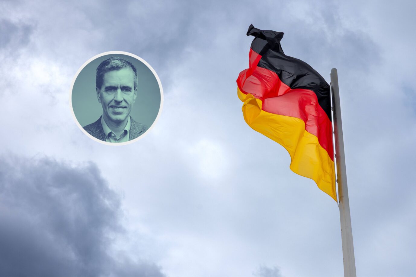 Porträt eines Mannes vor wolkigem Himmel neben wehender Deutschlandfahne. JF-Chefredakteur Dieter Stein vor einer wehenden Deutschlandfahne – Symbolbild für den politischen Richtungswechsel in Deutschland. Wehende Deutschlandfahne vor wolkigem Himmel: Symbol für den politischen Richtungswechsel nach der geplatzten Verfassungsrichterwahl. Foto: IMAGO / Achille Abboud