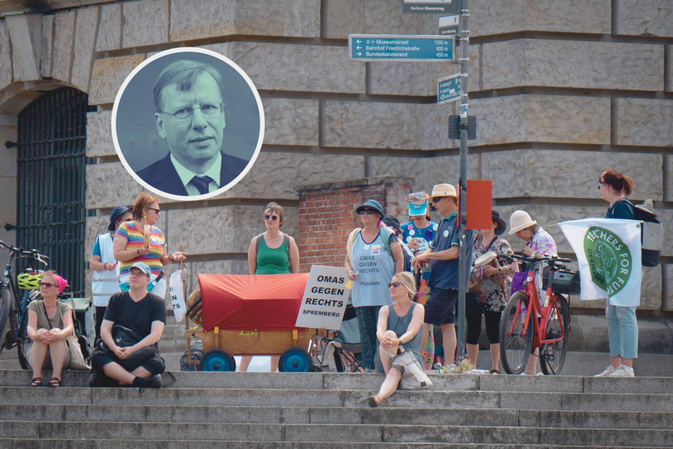 Vor dem ARD-Hauptstadtstudio in Berlin stehen und sitzen mehrere Teilnehmerinnen einer Kundgebung der „Omas gegen Rechts“ mit Plakaten und einem Bollerwagen. Sie versuchen das Sommerinterview der AfD-Vorsitzenden zu stören. Eingeblendet im Kreis ist ein Porträt von JF-Autor Thorsten Hinz. Der Blick aus dem ARD-„Sommerinterview“ auf die „Zivilgesellschaft“: Wenn der Doppelstaat die Opposition attackiert. Foto: IMAGO / Bernd Elmenthaler
