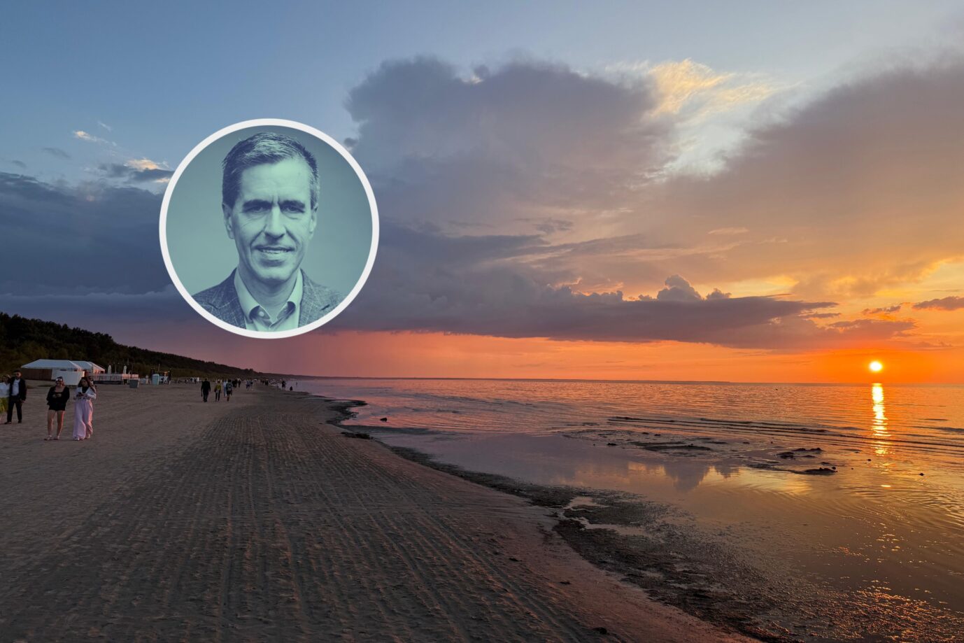 Sonnenuntergang am Ostseestrand von Jūrmala in Lettland, Spaziergänger am Ufer. Eingeblendet im Kreis: Porträt von Dieter Stein, JF-Chefredakteur. Symbolbild zu Kommentar über Baltikum, Freiheit und nationale Identität. Sonnenuntergang in Jūrmala: Im Baltikum sind Stolz und nationale Identität allgegenwärtig. Foto: Dieter Stein