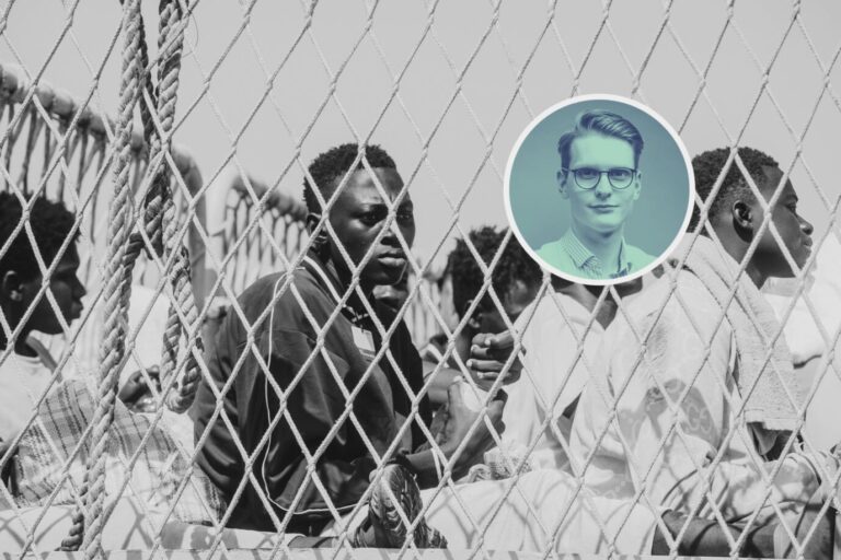 Mehrere junge Männer afrikanischer Herkunft sitzen eng gedrängt auf dem Deck eines Schiffes hinter einem grobmaschigen Netz. Die Aufnahme steht symbolisch für Migration nach Europa, Asylpolitik und die juristische Aufweichung von Außengrenzen infolge eines Urteils des Europäischen Gerichtshofs. Migranten an Italiens Küste: Mit dem jüngsten Urteil reißt der Europäische Gerichtshof auch noch den letzten Zaun Europas ein. Foto: IMAGO / Avalon.red