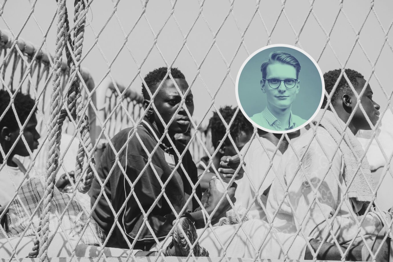 Mehrere junge Männer afrikanischer Herkunft sitzen eng gedrängt auf dem Deck eines Schiffes hinter einem grobmaschigen Netz. Die Aufnahme steht symbolisch für Migration nach Europa, Asylpolitik und die juristische Aufweichung von Außengrenzen infolge eines Urteils des Europäischen Gerichtshofs. Migranten an Italiens Küste: Mit dem jüngsten Urteil reißt der Europäische Gerichtshof auch noch den letzten Zaun Europas ein. Foto: IMAGO / Avalon.red