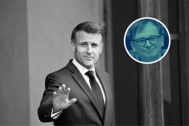 Frankreichs Präsident Emmanuel Macron hebt die Hand zum Gruß, trägt einen dunkelblauen Anzug mit weißem Hemd und dunkler Krawatte, im Hintergrund ein Türrahmen und eine helle Wand. Frankreichs Präsident Emmanuel Macron: Paris will Palästina anerkennen. Foto: IMAGO / KCS Presse