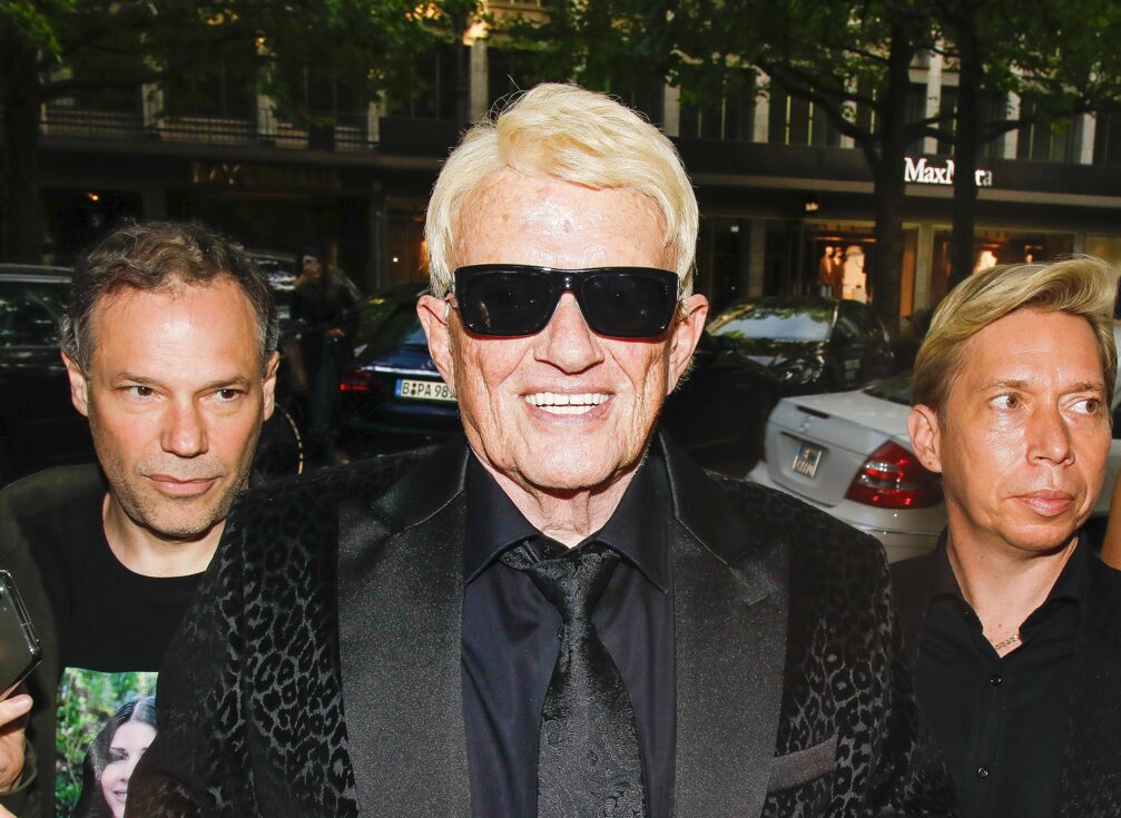 Sang das Lied 1979 ein: Heino - hier mit Manager Helmut Werner (r.) Foto: IMAGO / pictureteam