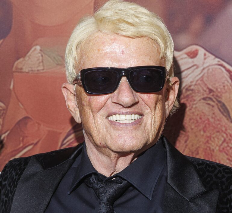 Will mit dem Feuerwehrmann ein paar Worte wechslen: Schlager-Superstar Heino. Foto Imago / Eventpress