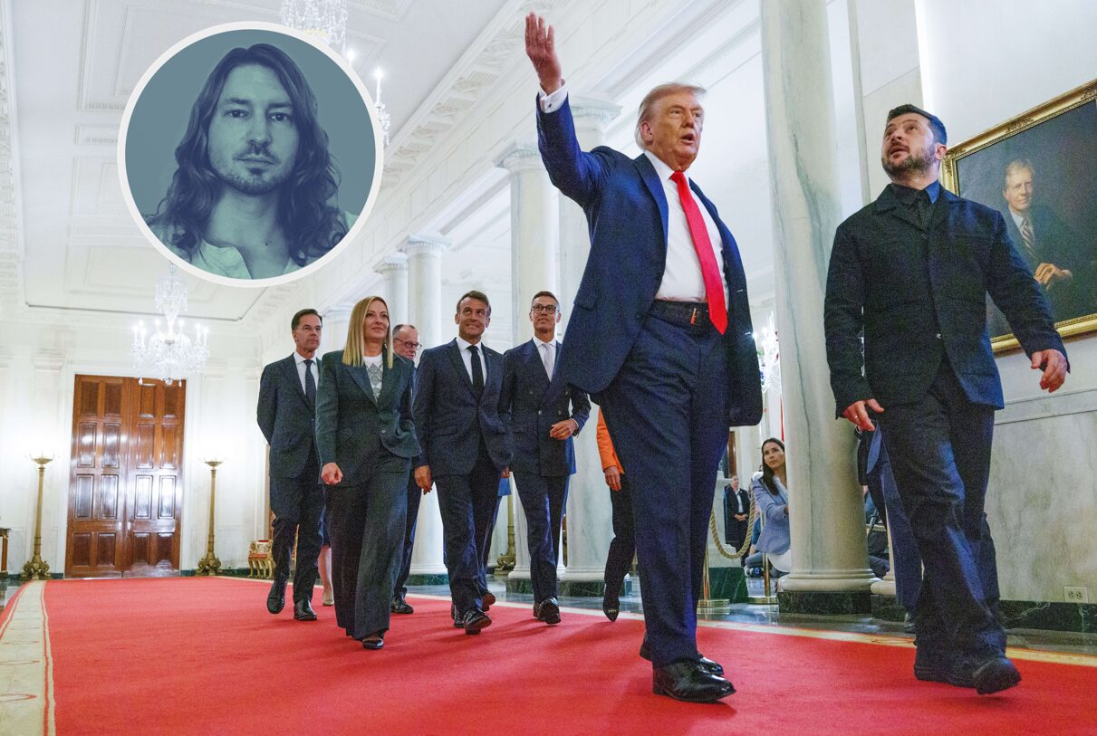US-Präsident Donald Trump (2. v. r.) führt und Europas Regierungschefs folgen ehrfürchtig.