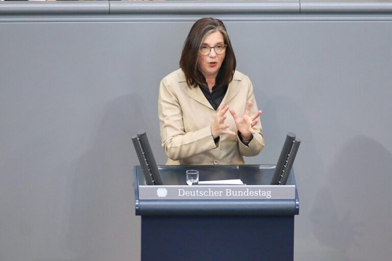 Das Bild zeigt Katrin Göring-Eckardt. Einem Mann, der sie beleidigt haben soll, droht eine Geldstrafe von mehr als 16.000 Euro.