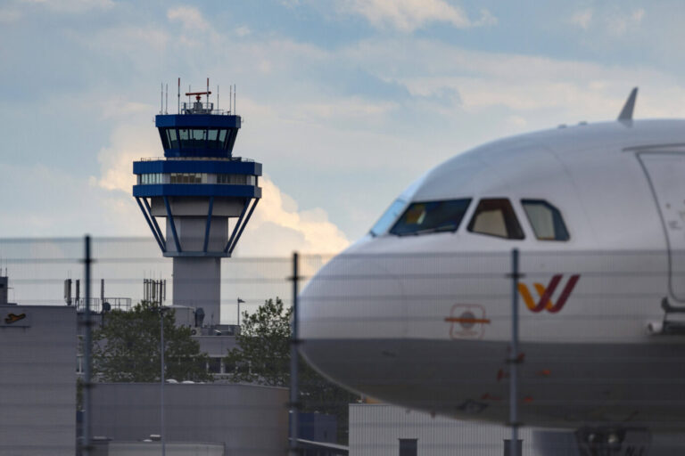 Tower am Flughafen Köln/Bonn, wo es in Zeiten des Coronavirus zu Flugstornierungen kommt. Die Luftfahrtbranche diskutiert aktuell viel über Subventionen. Köln, 22.05.2020 *** Tower at Cologne Bonn Airport, where flight cancellations occur in times of coronavirus Cologne, 22 05 2020 Foto:xC.xHardtx/xFuturexImage