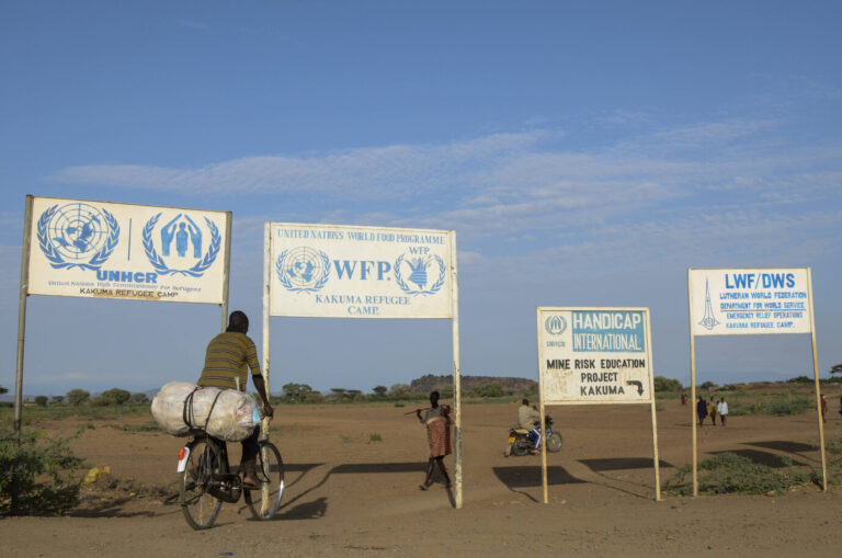 Das Bild zeigt ein Flüchtlingslager in Kenia. Deutschland wird aktuell verklagt von Menschen, die dort aufgenommen werden wollen.