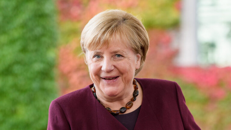 Hat alles richtig gemacht. Zumindest ihrer Einschätzung nach: Ex-Kanzlerin Angela Merkel (CDU). Foto: IMAGO / Eibner