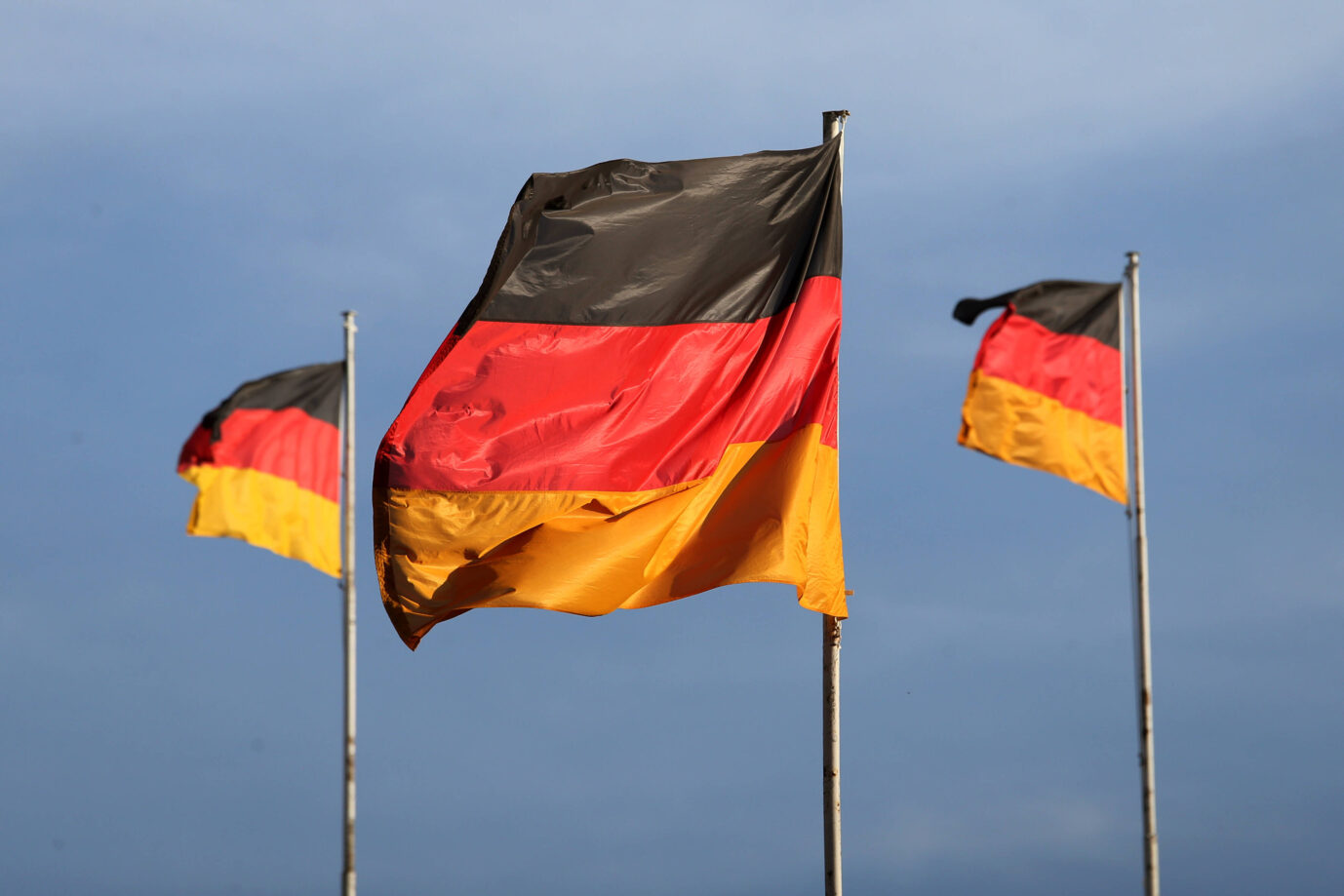 Deutschlandflaggen in Brandenburg: Die Landesregierung erlaubt Kommunen das ganzjährige Hissen. Foto: IMAGO / Frank Sorge