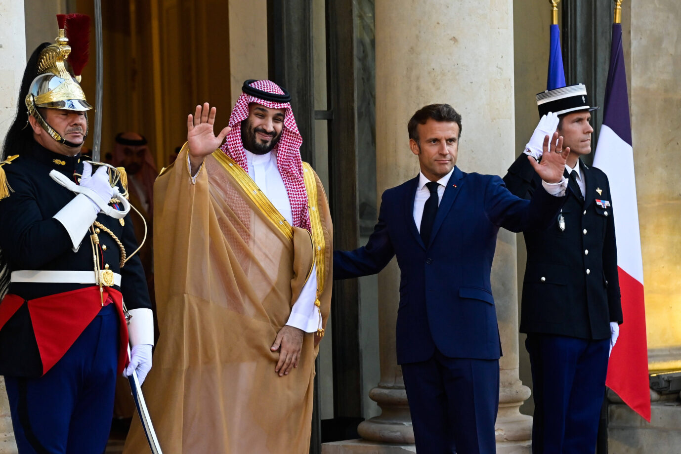 Der Kronprinz von Saudi-Arabien, Mohammed bin Salman (2. v. l.), zu Besuch beim französischen Präsidenten Emmanuel Macron (3. v. l.): Frankreich unterstützt Riad offen. (Themenbild)