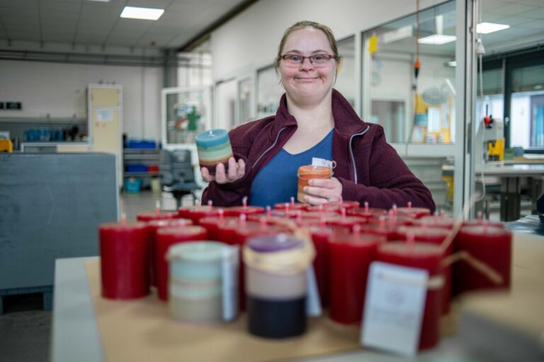 Caritas-Behindertenwerkstatt machen aus alten Kerzen neue Sandra sitzt vor den selbst produzierten Kerzen, die in der Behindertenwerkstatt der Caritas produziert wurden, am Mittwoch, 16.12.2020 in Monschau. Mitarbeiter der Caritas-Behindertenwerkstatt in Monschau, machen aus alten Kerzen neue Kerzen. Es gibt viele Behindertenwerkstätten in Deutschland. Deutschland Nordrhein-Westfalen Monschau Copyright: OlafxFuhrmann NUR F?R REDAKTIONELLE ZWECKE *** Caritas Workshop for the disabled make from Old Candles New P Sandra sits before the Self produced candles, the in the Workshop for the disabled the Caritas produced became, on Wednesday, 16 12 2020 in Monschau Employees the Caritas Workshop for the disabled in Monschau, make from Old Candles New Candles Germany North Rhine Westphalia Mons Copyright: OlafxFuhrmann doc7dno442trtvmzbss13bt EDITORIAL USE ONLY