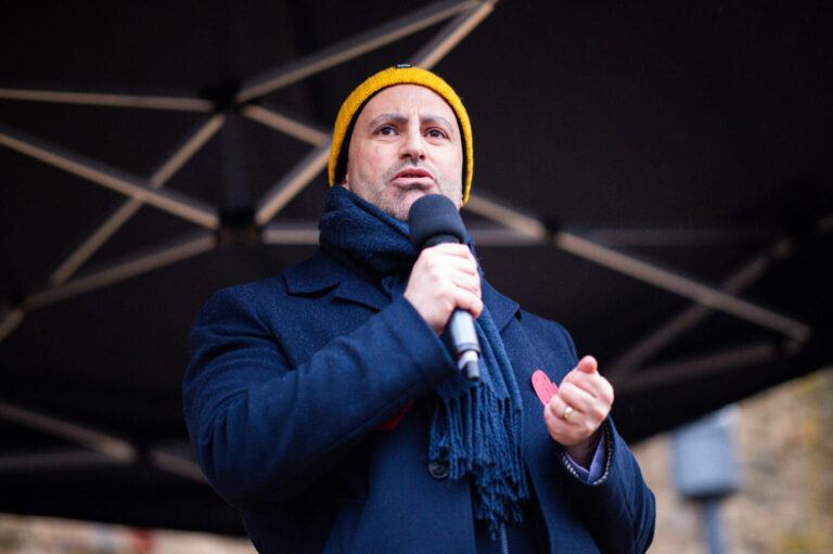 05.03.2024 - Demonstration gegen Rechts in Lübbecke/NRW: Bürgerinnen und Bürger protestieren gegen Rechtsextremismus unter dem Motto Nie wieder ist jetzt. Das Bündnis Lübbecke zeigt Gesicht hat dazu aufgerufen. Im Bild: Landrat Ali Dogan SPD. , Lübbecke Nordrhein-Westfalen Deutschland Marktplatz *** 05 03 2024 Demonstration against the right in Lübbecke NRW Citizens protest against right-wing extremism under the motto Never again is now The alliance Lübbecke shows its face has called for it In the picture District Administrator Ali Dogan SPD , Lübbecke North Rhine-Westphalia Germany Marketplace