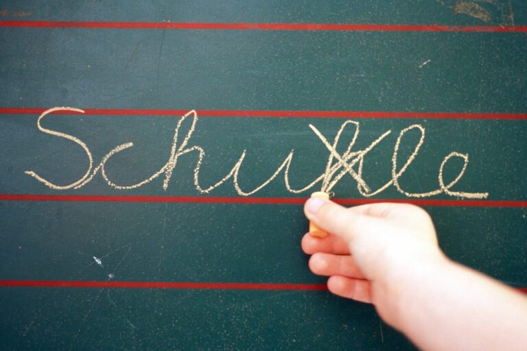 Das Bild zeigt das Wort „Schule“ falsch geschrieben an einer Tafel. Deutschland steckt in einer tiefen Bildungskrise.
