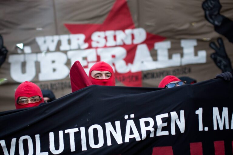 Das Foto zeigt Linksextremisten bei einer Demonstration.
