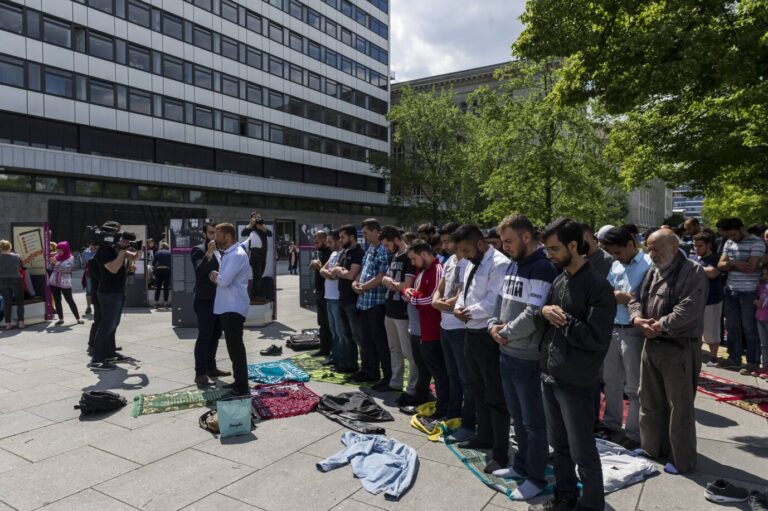 Auf dem Außengelände der TU Berlin stehen muslimische Männer und beten – Symbolbild für den Islam