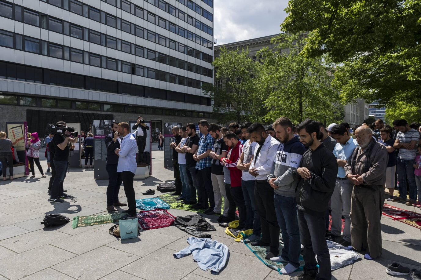 Auf dem Außengelände der TU Berlin stehen muslimische Männer und beten – Symbolbild für den Islam