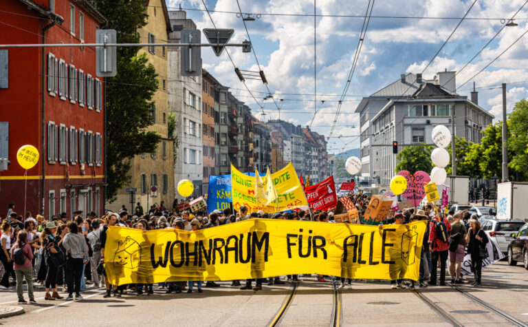 Wohnung. In Zürich gehen die Eidgenossen gegen die Wohnungsnot auf die Straßen. Die Stadt will nun zu besonders drastischen Maßnahmen greifen. Foto: IMAGO / dieBildmanufaktur