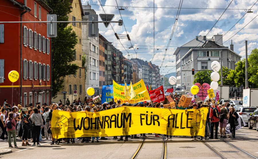 Wohnung. In Zürich gehen die Eidgenossen gegen die Wohnungsnot auf die Straßen. Die Stadt will nun zu besonders drastischen Maßnahmen greifen. Foto: IMAGO / dieBildmanufaktur
