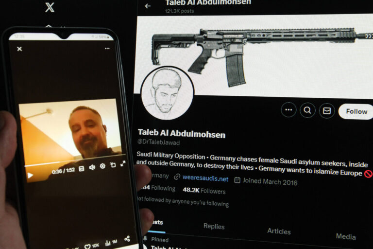 Auf einem Laptop wurde der X-Account von Taleb Al-Abdulmohsen, dem mutmaßlichen Attentäter vom Weihnachtsmarkt in Magdeburg, geöffnet. Davor wurde auf einem Smartphone ebenfalls X vormals Twitter geöffnet. Dort ist ein Videocall mit Al-Abdulmohsen zu sehen. Der. Bundesopferbeauftragte betreut Tausende traumatisierte Terror-Zeugen. Schnelsen Hamburg *** The X account of Taleb Al Abdulmohsen, the suspected attacker at the Christmas market in Magdeburg, was opened on a laptop Before that, X formerly Twitter was also opened on a smartphone A video call with Al Abdulmohsen can be seen there Schnelsen Hamburg