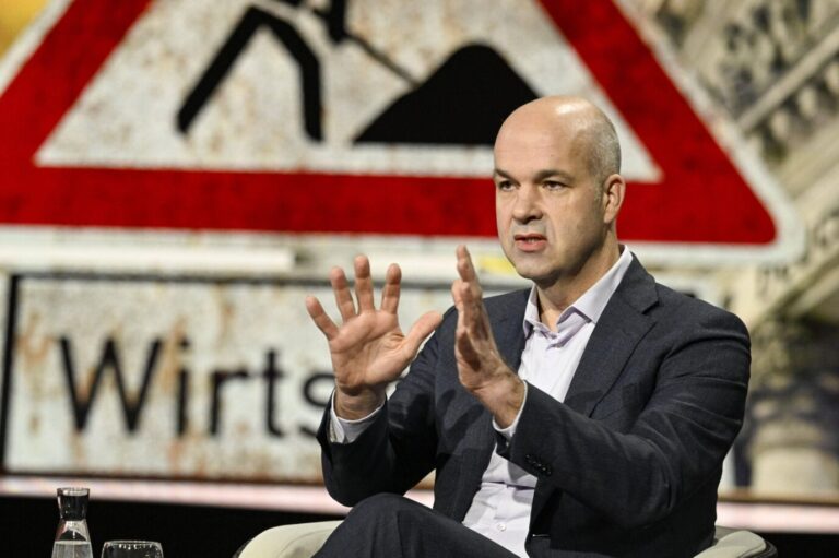 Der Ökonom Marcel Fratzscher gestikuliert während einer Diskussionsrunde. Hinter ihm ist ein Baustellenschild mit dem Wort ‚Wirtschaft‘ zu sehen. Das Bild verdeutlicht seine Forderungen nach einem Pflichtjahr für Rentner und mehr Generationengerechtigkeit. Zu Gast in der ZDF-Sendung „Markus Lanz“: DIW-Ökonom Marcel Fratzscher wirbt für mehr Verantwortung der Älteren. Foto: IMAGO / teutopress