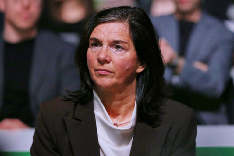 Die grüne Bundestagsabgeordnete Katrin Göring-Eckardt schaut mit mißmutiger Miene an der Kamera vorbei