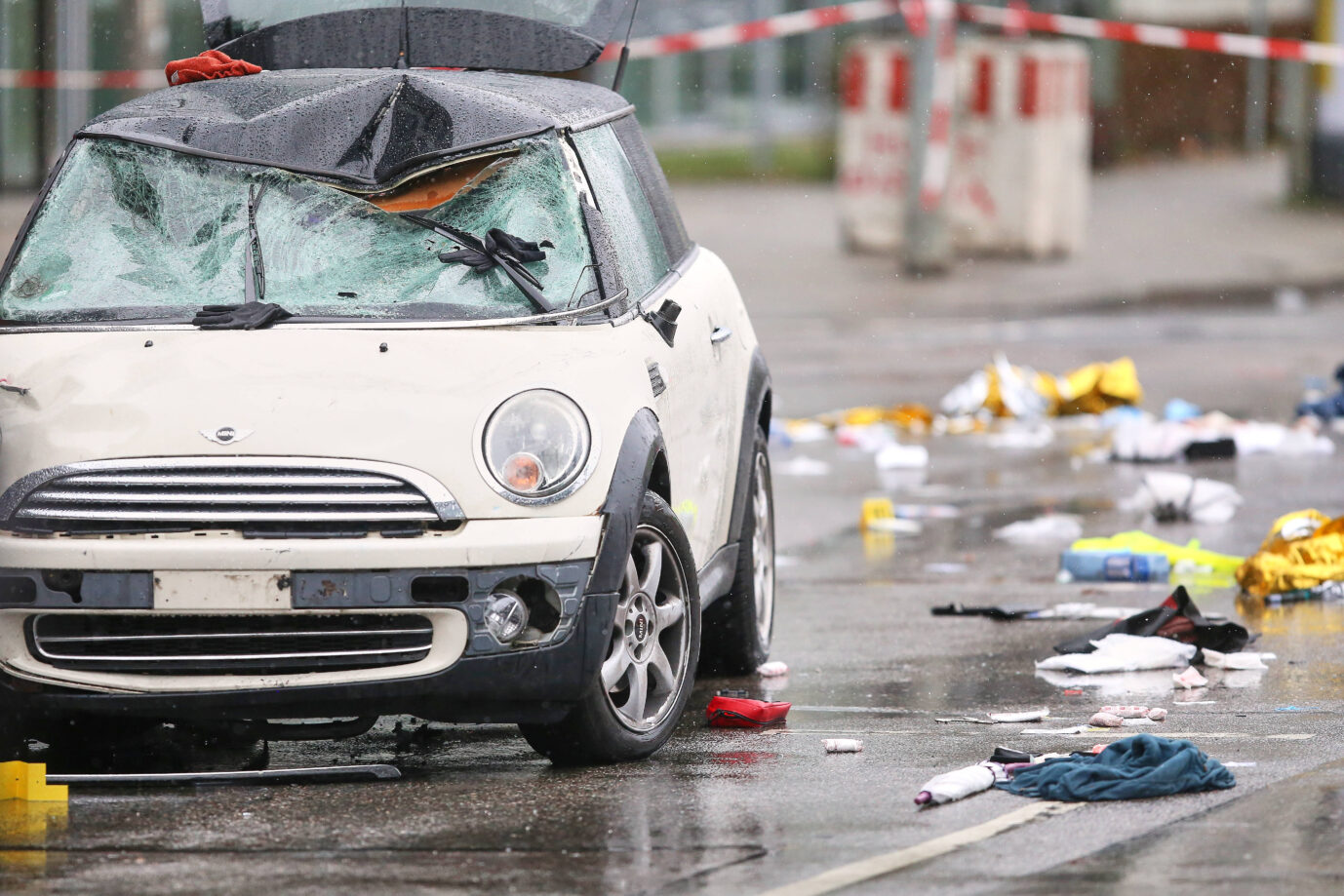 Zerstörtes Auto des Attentäters. Der Afghane tötete mutmaßlich zwei Menschen in München.