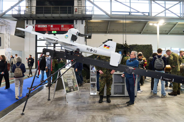 Das Bild zeigt eine Drohne von Rheinmetall bei einer Messe. Einige Politiker fordern eine Sondersteuer auf die hohen Gewinne der Rüstungsindustrie.