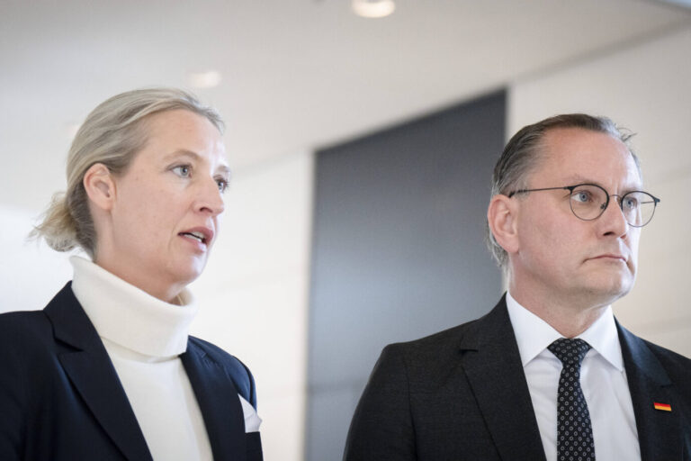 Alice Weidel und Tino Chrupalla, Bundessprecher der AfD, stehen nebeneinander bei einem Auftritt in Berlin. Beide wirken ernst, im Hintergrund ist ein unscharfer Gebäudebereich zu sehen. Die Bundessprecher der AfD, Alice Weidel und Tino Chrupalla, im Bundestag: Richten sich im „Verdachtsfall“-Verfahren an Karlsruhe. Foto: IMAGO / Bernd Elmenthaler