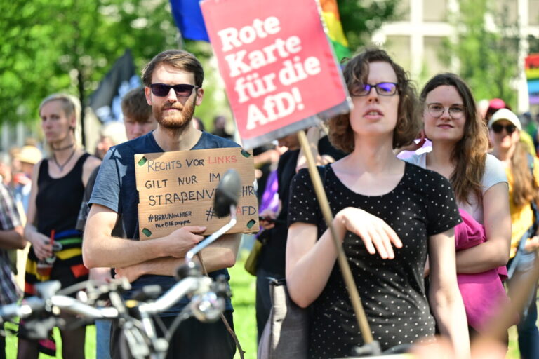 Das Bild zeigt eine Anti-AfD-Demonstration in Essen.