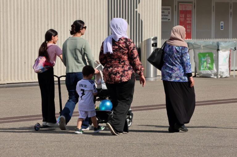 Kinderreiche Migrantenfamilien sind keine Seltenheit. Vor allem junge Syrerinnen bringen in Österreich besonders viele Kinder zur Welt. Symbolbild: IMAGO / Geisser