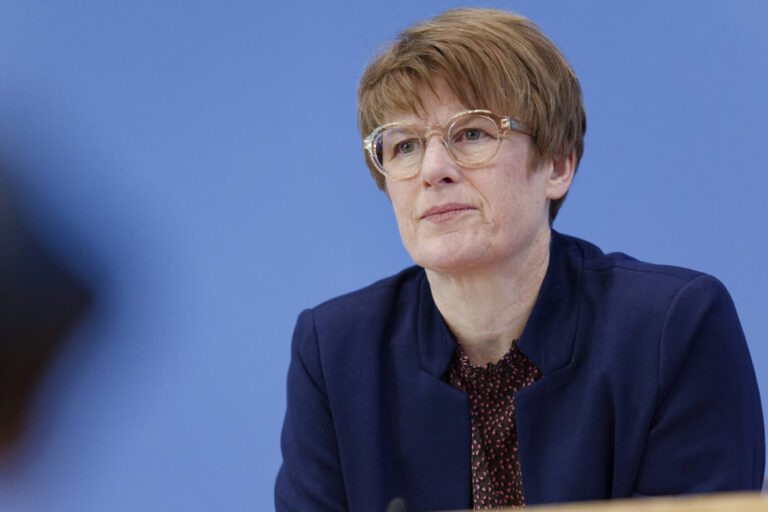 Sagt etwas zu den Sozialversicherungen: Prof. Dr. Veronika Grimm, Mitglied des Sachverständigenrats zur Begutachtung der gesamtwirtschaftlichen Entwicklung, sitzt bei der Vorstellung des Frühjahrsgutachtens 2025 in der Bundespressekonferenz in Berlin und blickt nachdenklich zur Seite. Sie trägt eine Brille, ein dunkelblaues Jackett und eine gemusterte Bluse, der Hintergrund ist blau. Die Wirtschaftsweise Veronika Grimm bei einer Pressekonferenz: Fordert „mehr Ehrlichkeit darüber, welche Leistungen wir uns leisten können“. Foto: IMAGO / Jürgen Heinrich