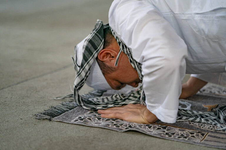 Freitags wurde laut Berichten in der Wiener Moschee erst zu Allah gebetet, dann gespendet und später mit Prosituierten gefeiert. Symbolbild: IMAGO / ZUMA Press Wire