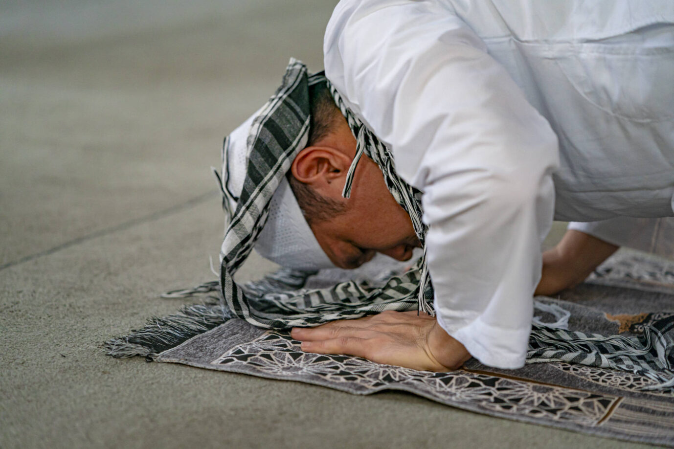 Freitags wurde laut Berichten in der Wiener Moschee erst zu Allah gebetet, dann gespendet und später mit Prosituierten gefeiert. Symbolbild: IMAGO / ZUMA Press Wire